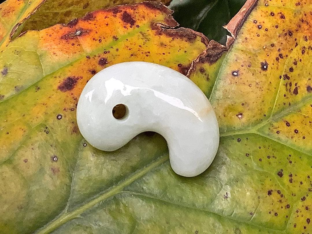 希少黄色味入り＊氷‼️ お守り*守護石に　一生物の本物糸魚川翡翠勾玉　鑑別書取得‼️