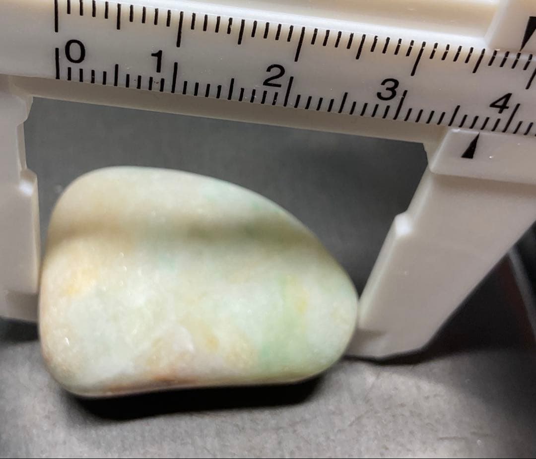 ［薄緑色に茶色い海焼け］　糸魚川翡翠海石38g ヒスイ　ひすい