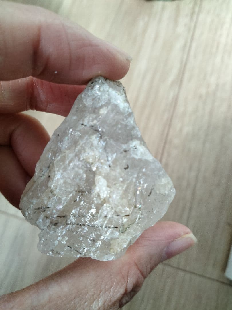 国産鉱物　山梨県　平沢鉱山　天然水晶　　トルマリン入り水晶　番号700