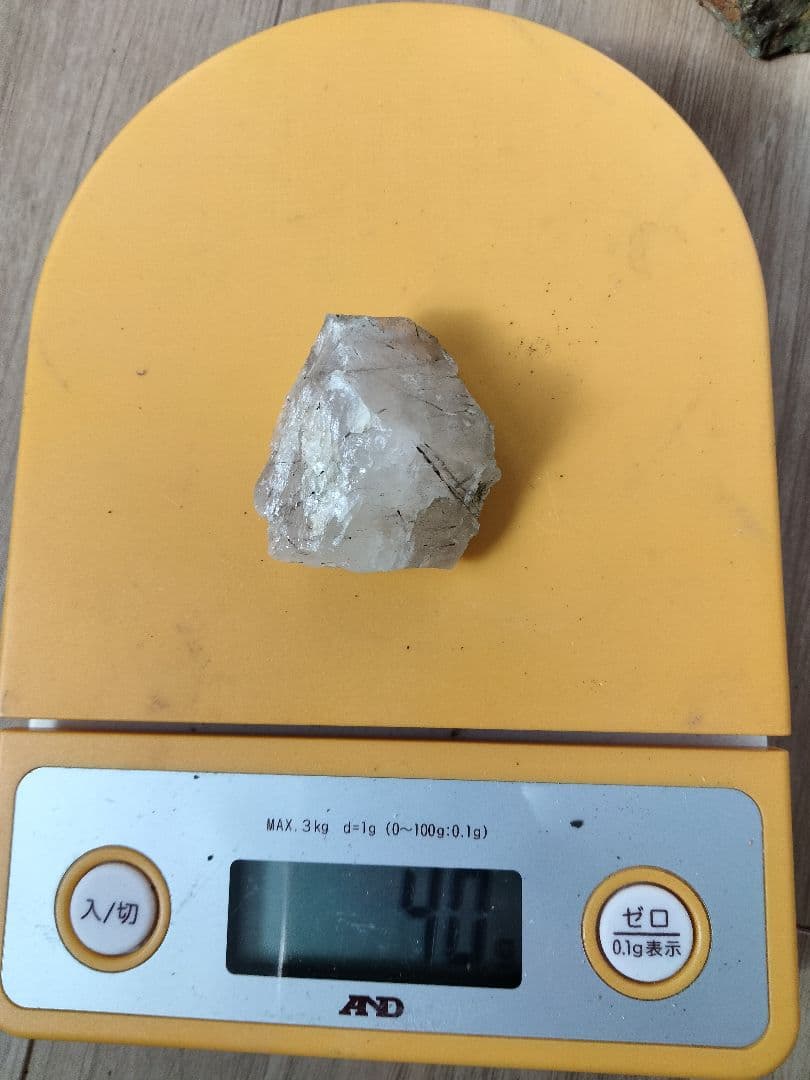 国産鉱物　山梨県　平沢鉱山　天然水晶　　トルマリン入り水晶　番号700