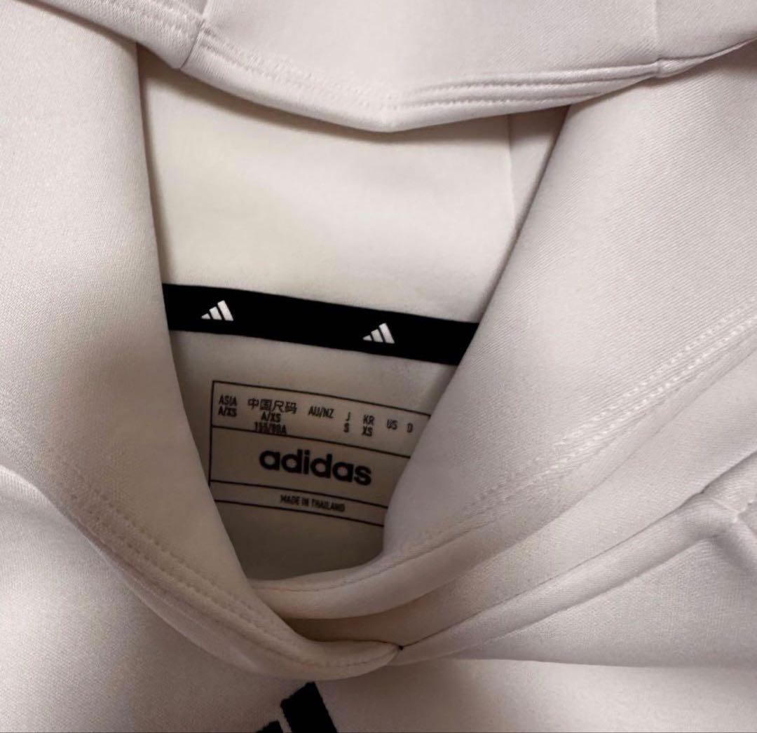 ダンボールニット　セットアップ　ホワイト　アディダス　　フード付き　長袖　秋冬