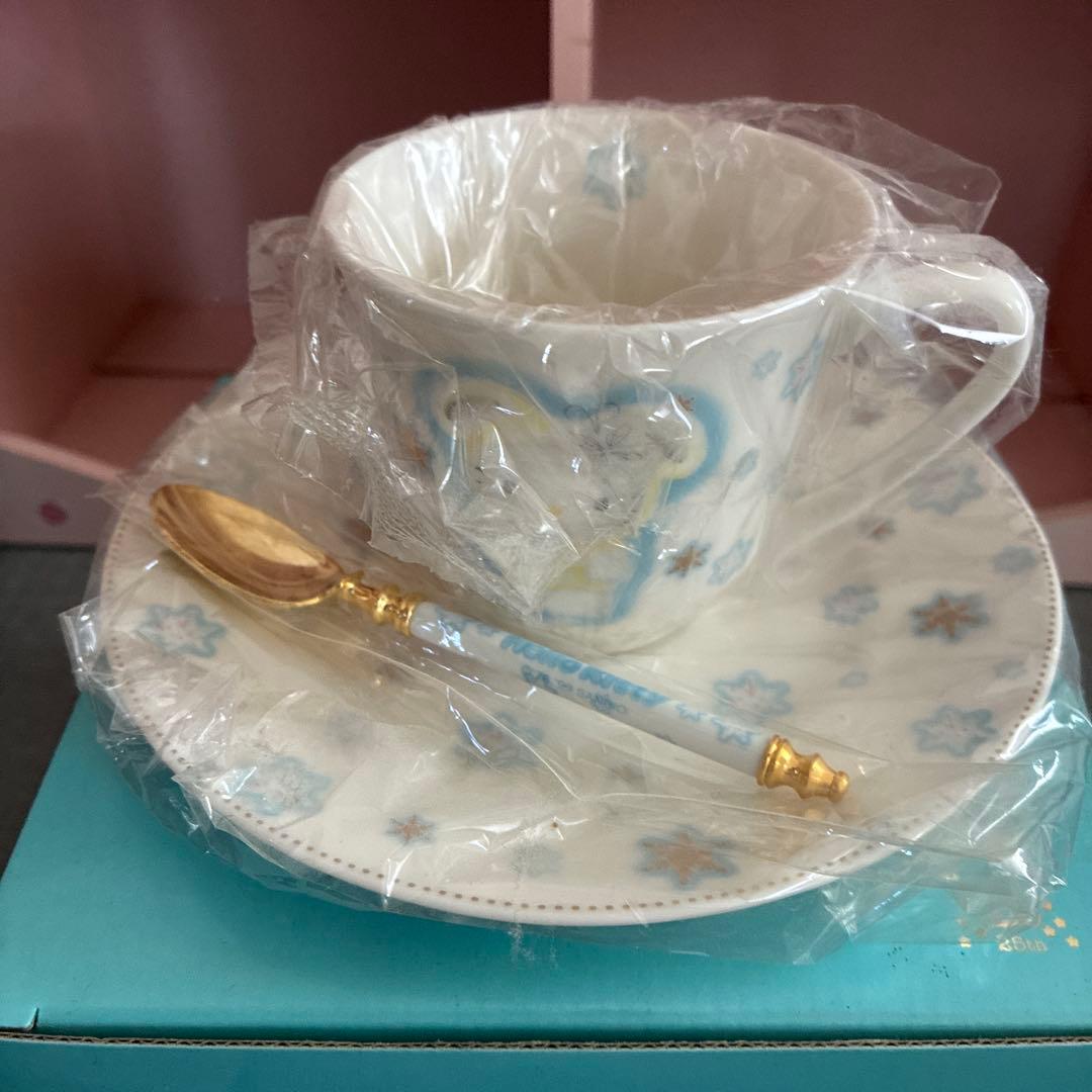 ハローキティ カップ&ソーサー6客セット収納棚付　バラ売り不可