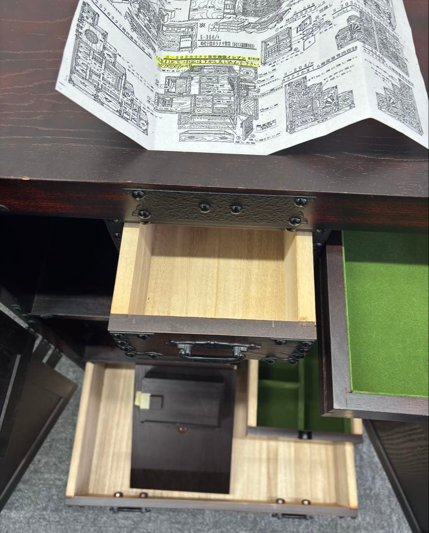 時代かまくら カラクリ箪笥 鎌倉彫 伝統的な日本の木製タンス