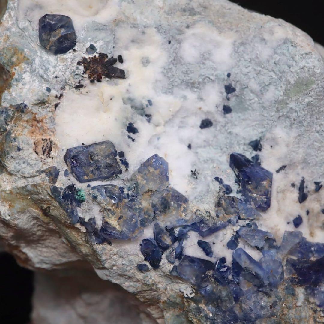 大きい！ベニトアイト ベニト石 271g BN282 鉱物 天然石 原石