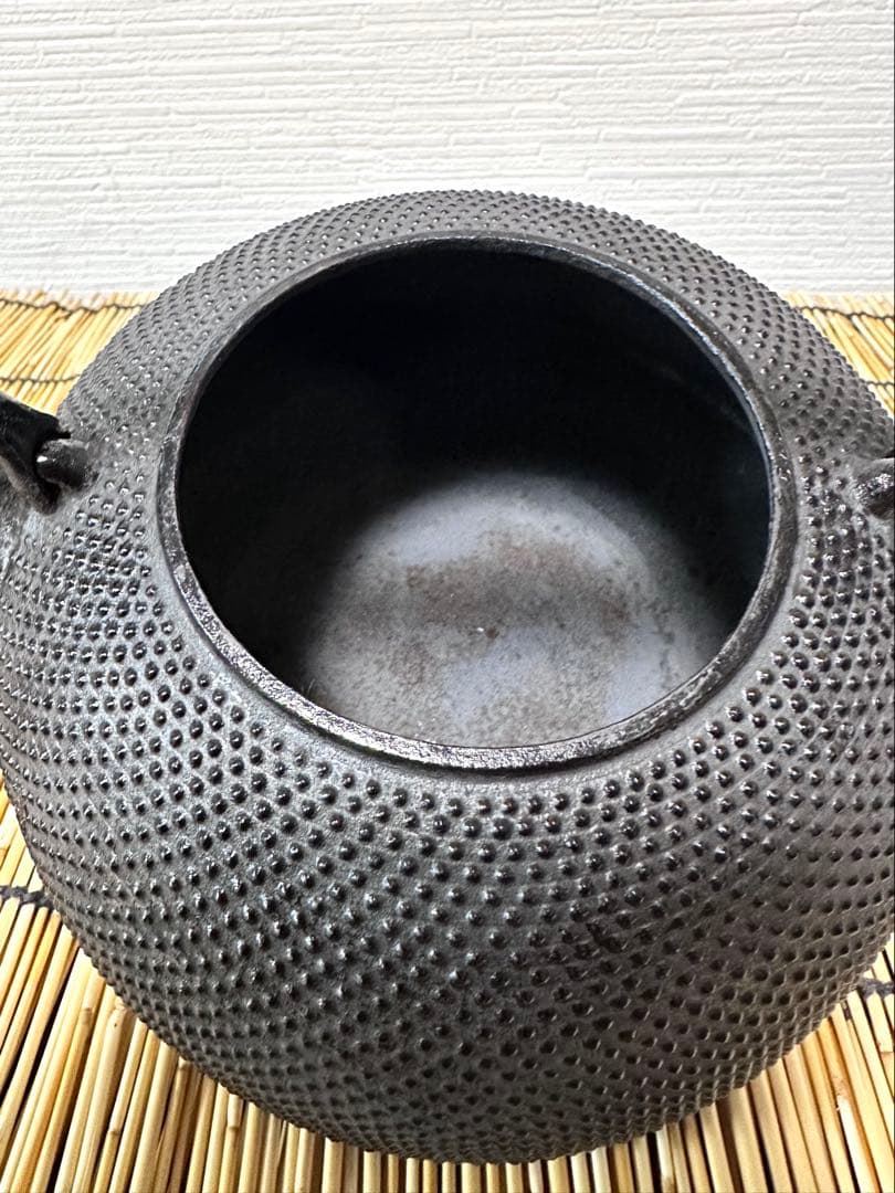 未使用保管品、栞付 南部盛栄堂造　１５型アラレ 鉄瓶 南部鉄瓶 南部鉄器　鉄瓶