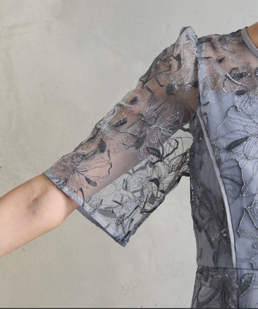 ビオラモチーフ　スパンコール　刺繍　ドレス　グレー　結婚式　同窓会　Leja