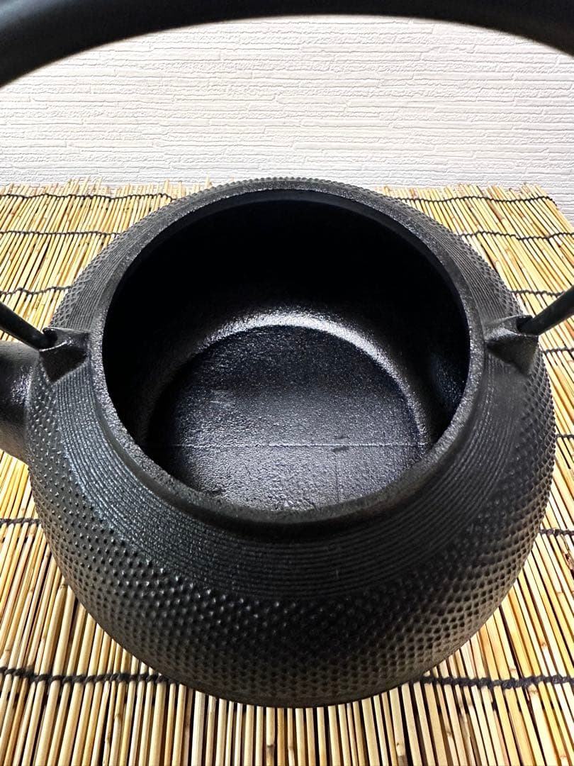 未使用品、供箱等付属品付　南部霞銘　南部池永造　２０型筋目アラレ　南部鉄瓶