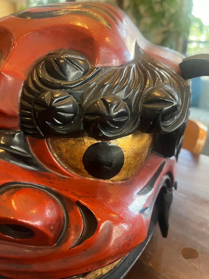 飛騨高山　木彫り　獅子舞　獅子頭 伝統的な獅子の面 赤黒金色装飾