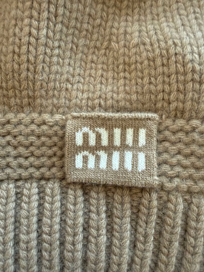 MIU MIU ベージュ ニット帽 ポンポン付き
