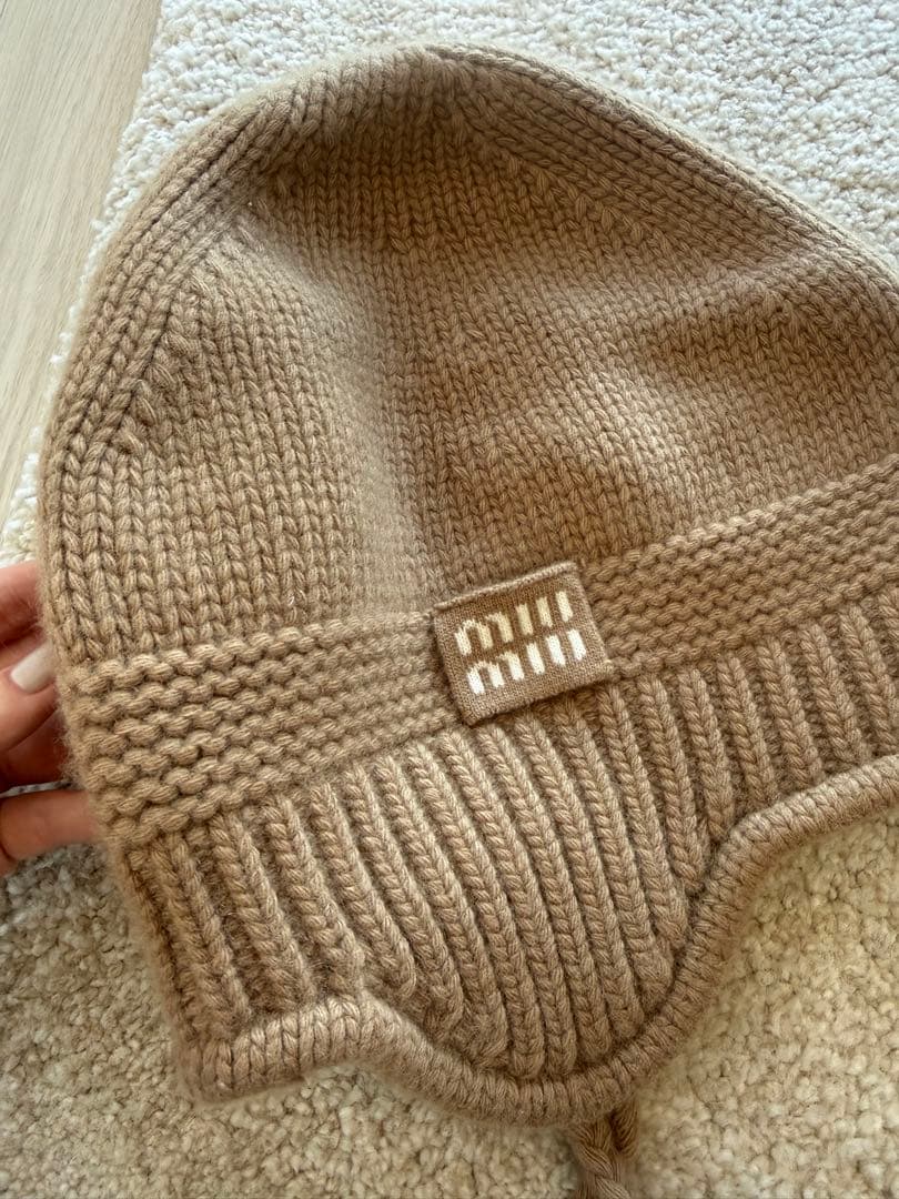 MIU MIU ベージュ ニット帽 ポンポン付き