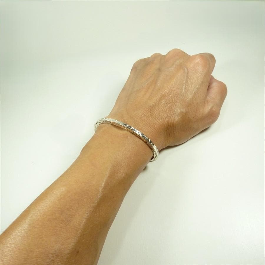 Navajo Elaine Tahe 3面スタンプ ワークバングル