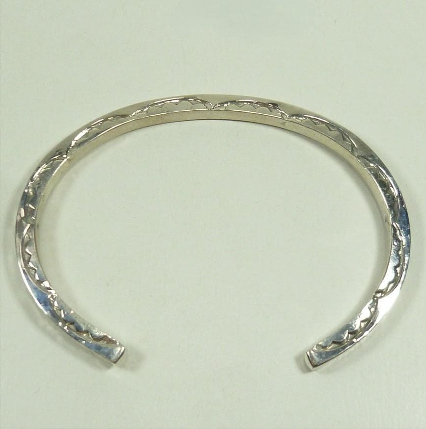 Navajo Elaine Tahe 3面スタンプ ワークバングル