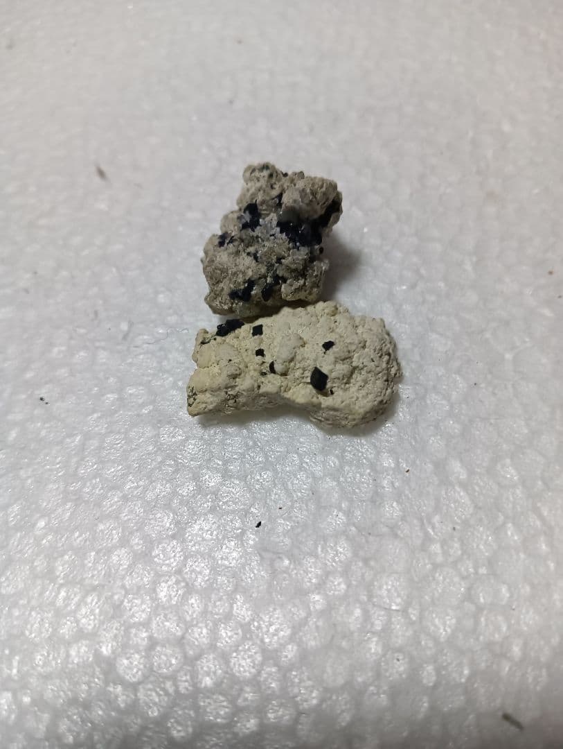 国産鉱物　逸見石　２個