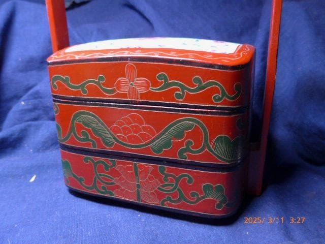 中国のものでしょう　取手のある三段重箱です