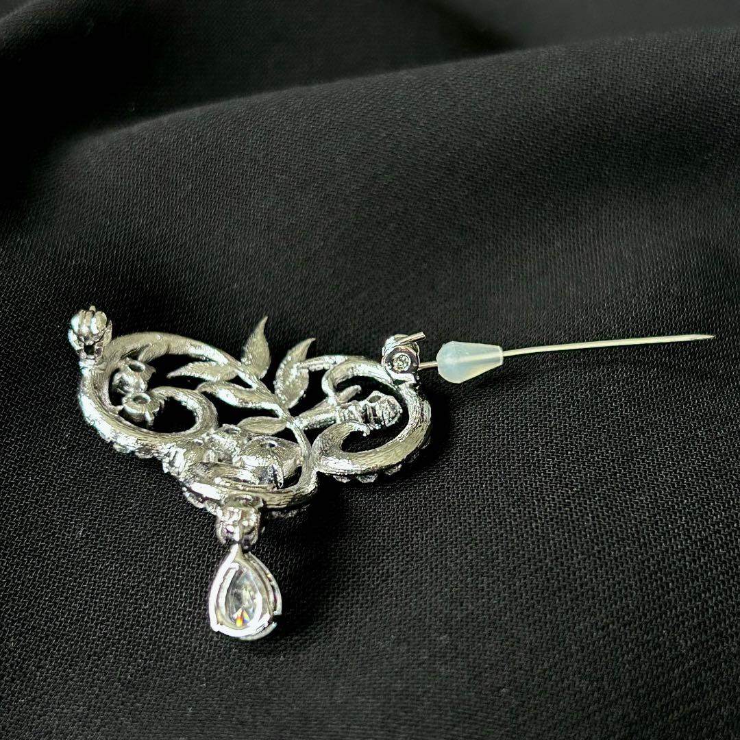 フォクシー｜ブローチ 雫 ラインストーン 曲線 シルバー