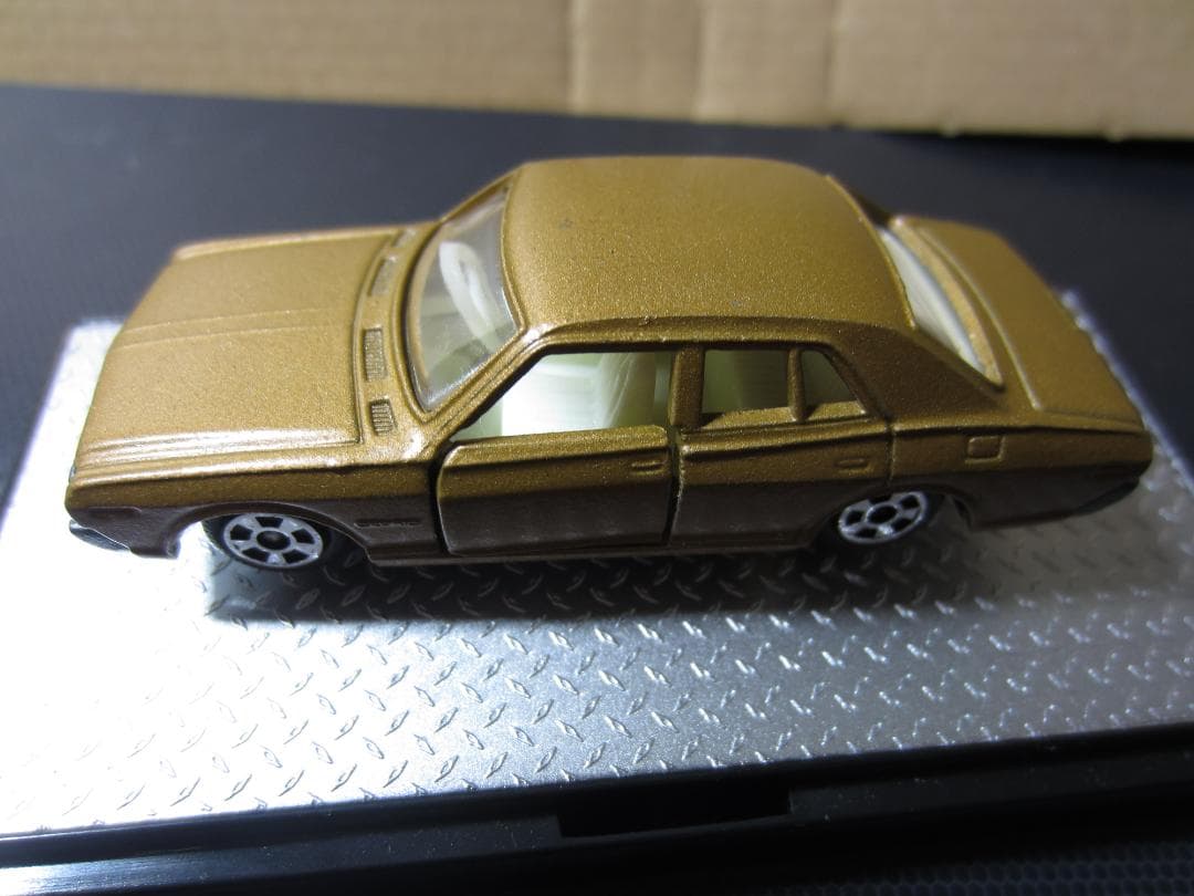 【香港tomica】／230型日産セドリック4ドアセダンゴールドメタ／黒箱トミカ