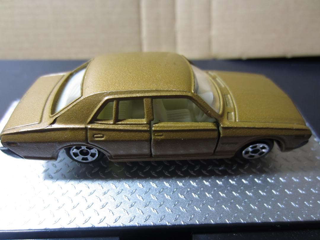 【香港tomica】／230型日産セドリック4ドアセダンゴールドメタ／黒箱トミカ