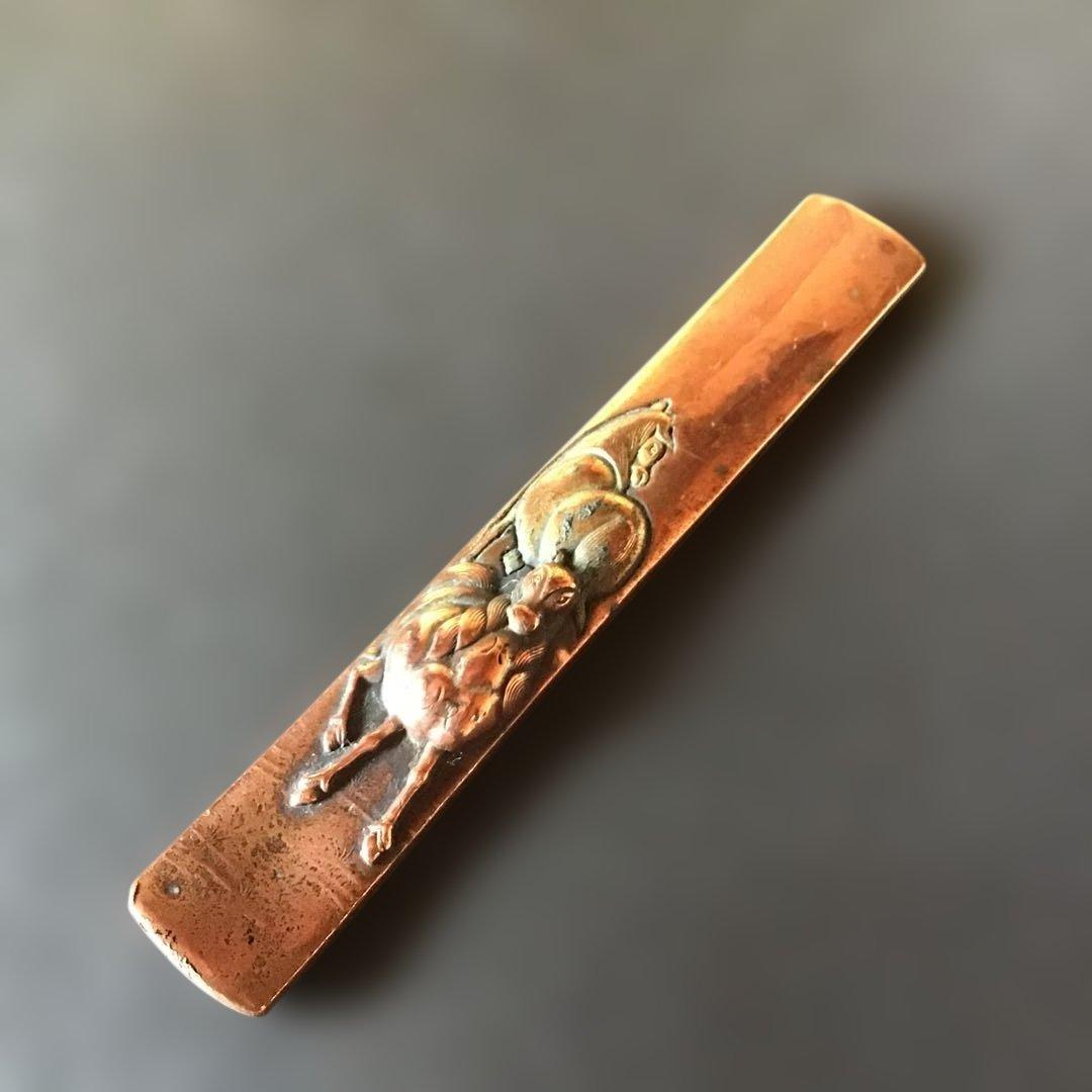 2匹駒高彫　小柄　春明在銘　来年干支