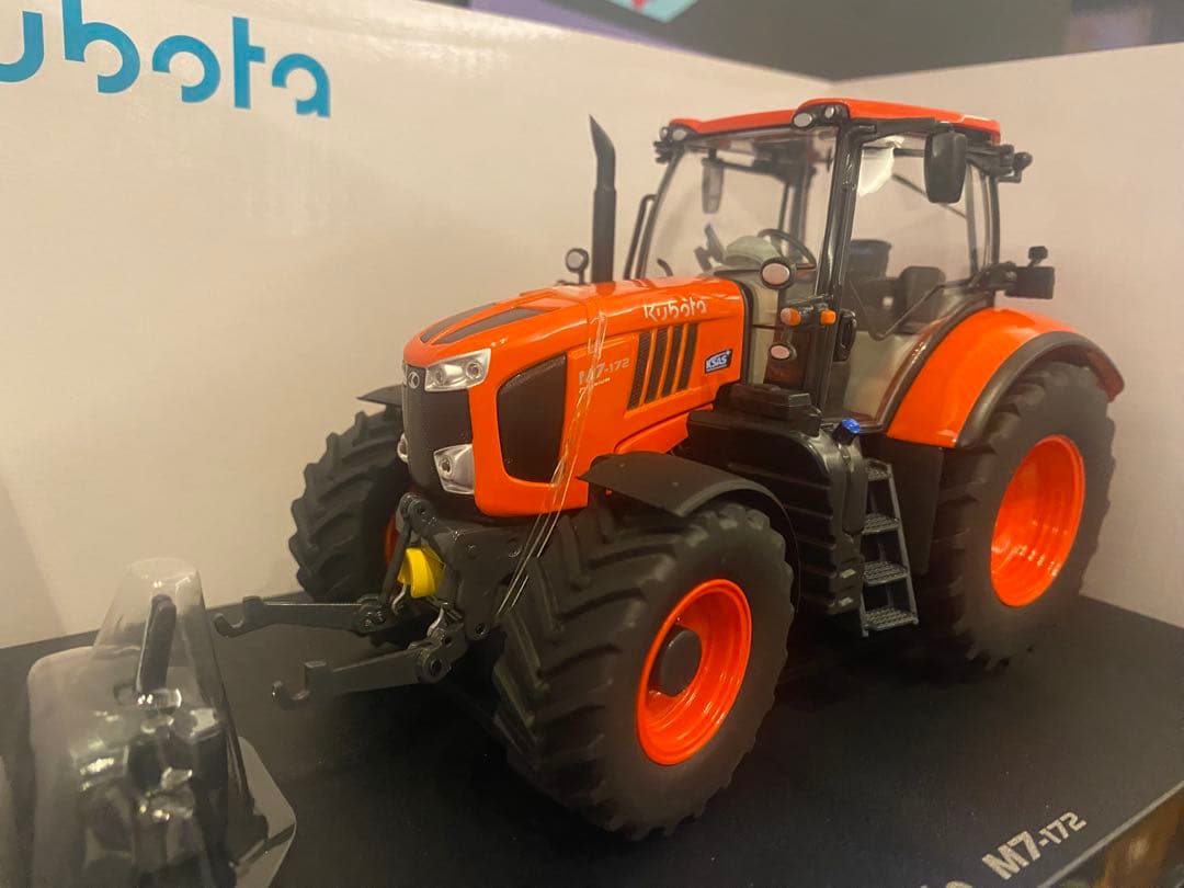 Kubota M7-172 トラクター 1/32スケール　農機具　クボタ