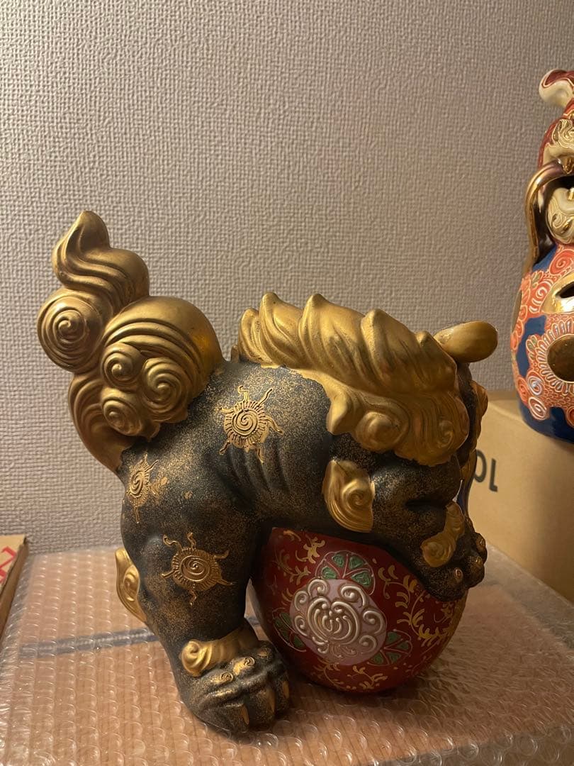 九谷焼の獅子（2体セット）です色絵が美しく飾り物やコレクションとしておすすめです