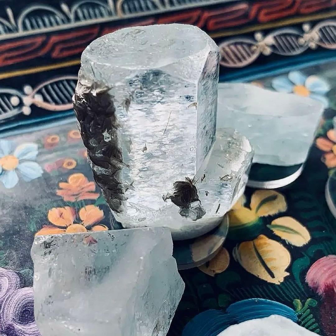 透明感と存在感あるアクアマリン柱状標本/モスコバイト付き