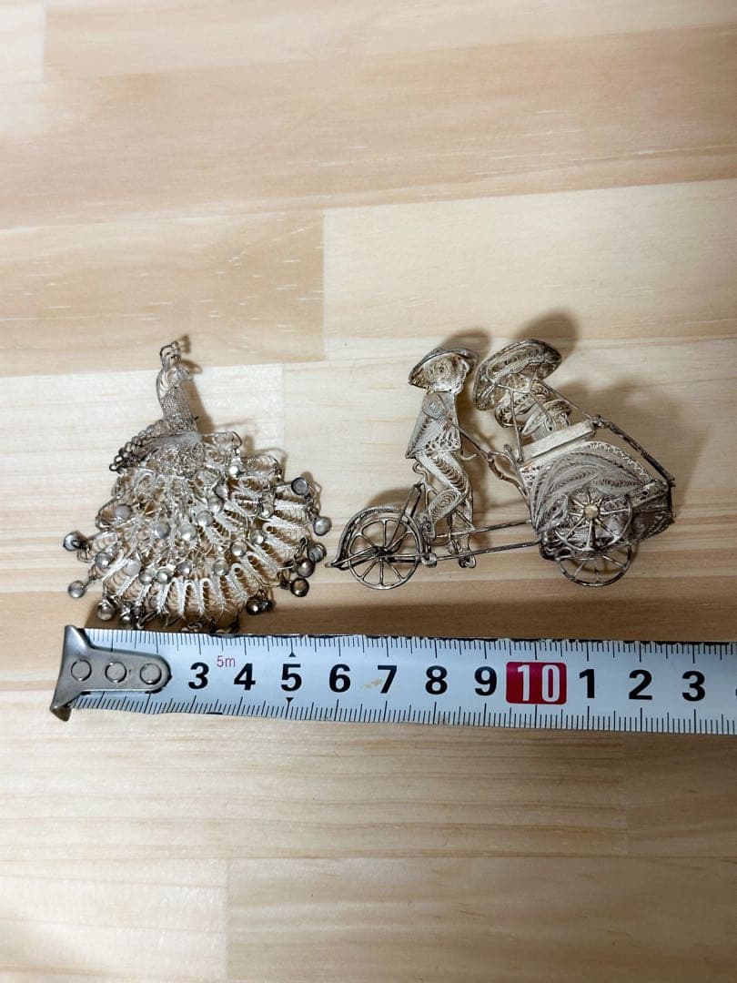 銀細工　孔雀プローチと銀細工置物