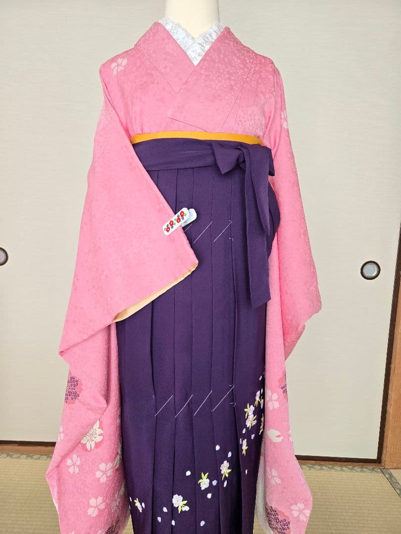 最終お値引き価格です♡新品袴(刺繍入り)&正絹の振り袖(未使用)