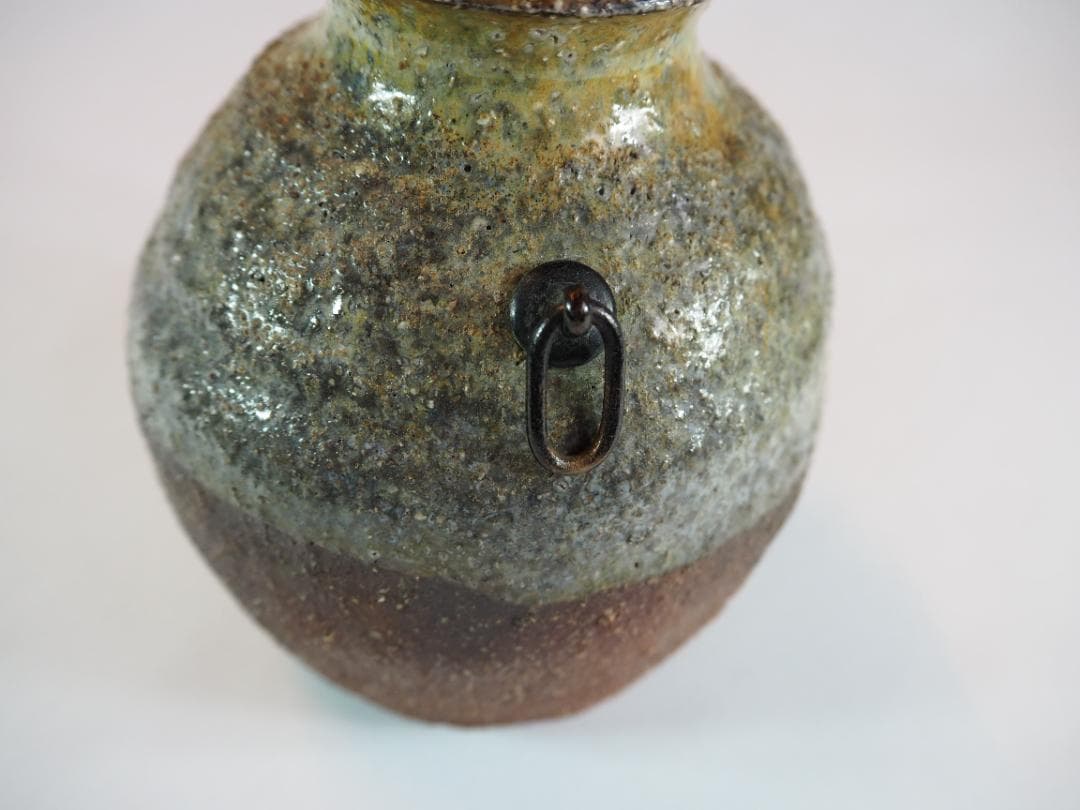 14代坂倉新兵衛造『萩焼うづくまる灰被掛花入』（共箱）