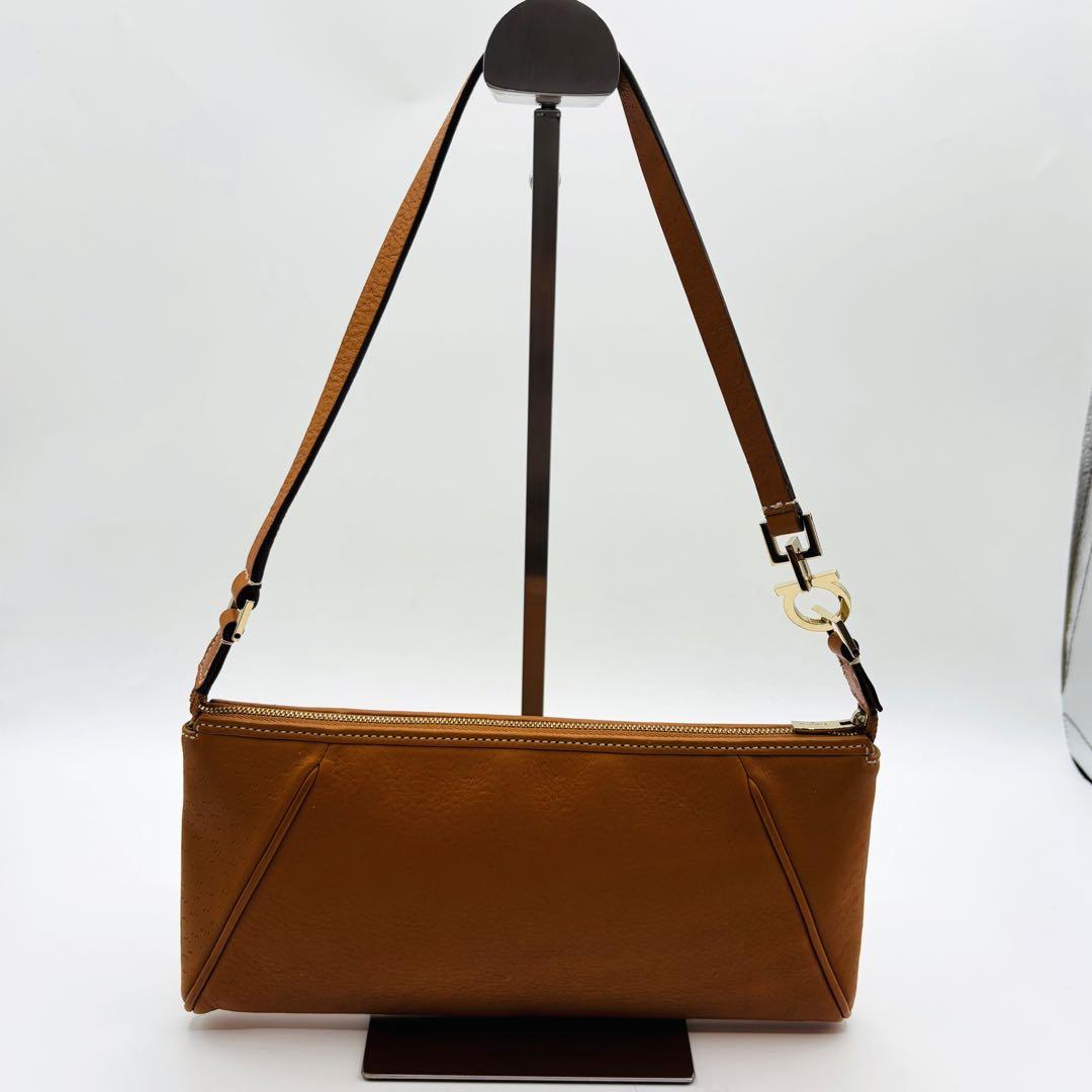 【美品】サルヴァトーレフェラガモ ショルダーバッグ レザー ガンチーニ キャメル