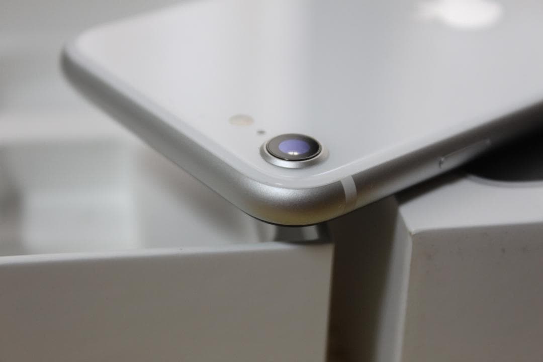 ☆ Apple iPhone SE2 ホワイト 64GB 箱付 simロック無し