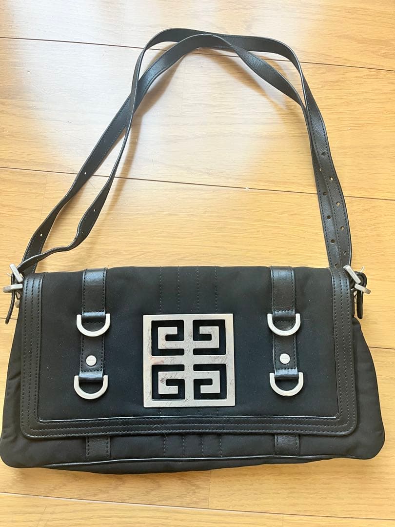 Givenchy ブラック ショルダーバッグ
