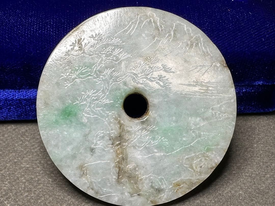 中国美術　翡翠　ループタイ　根付　天然素材　アンティーク　和彫　置物　骨董飾り物