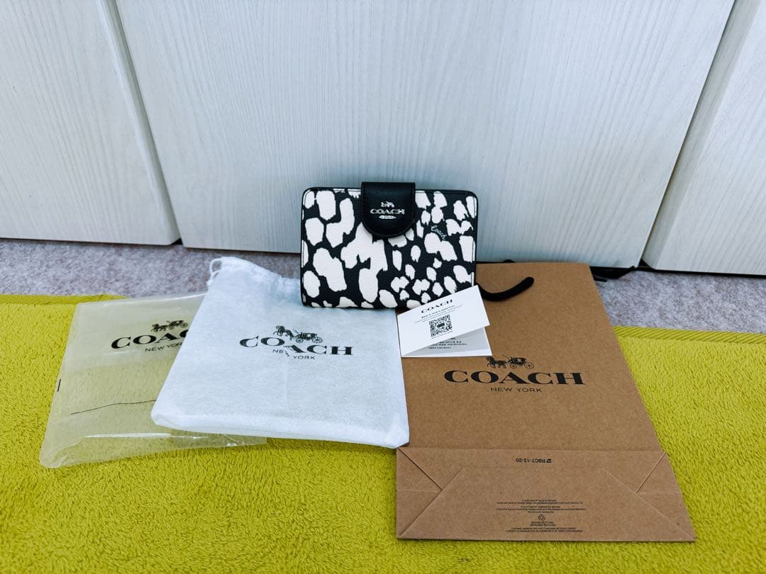 COACH 二つ折り財布 ブラック/ホワイト