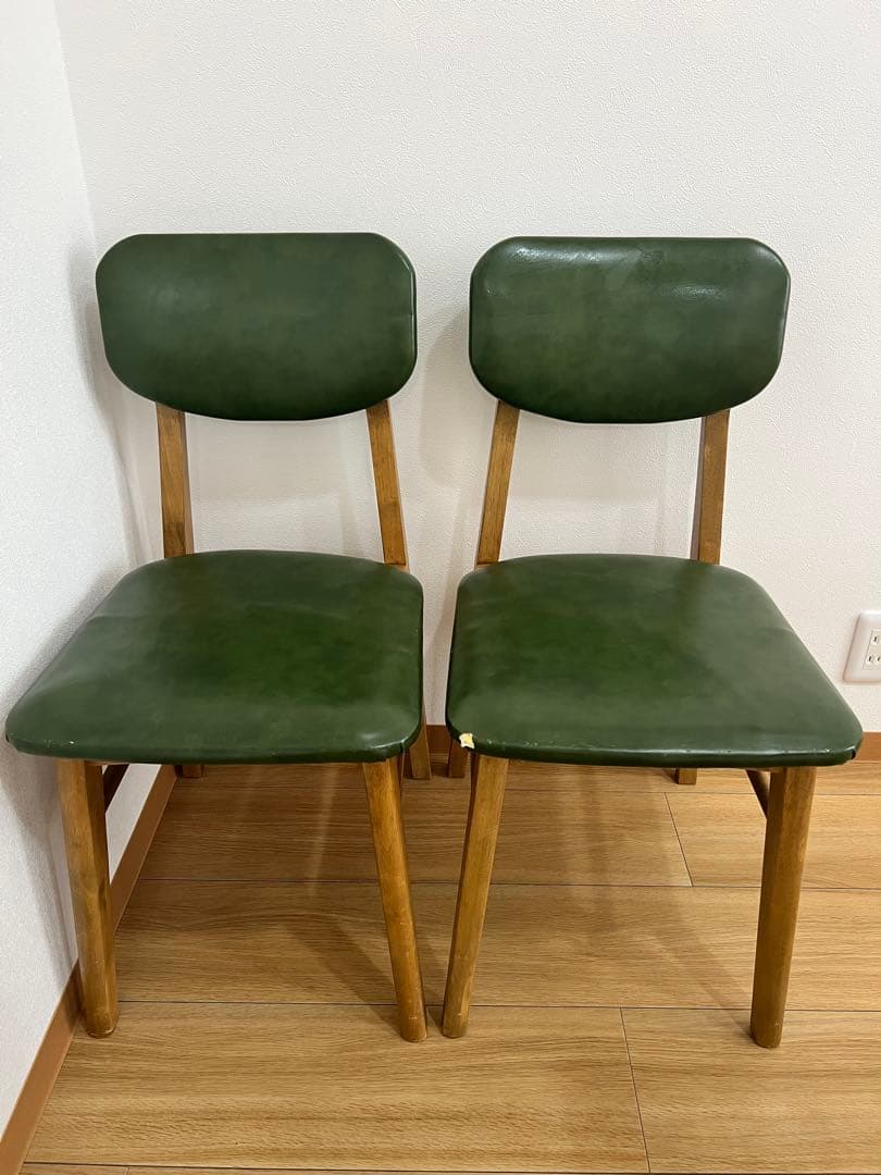 木製ブラウンダイニングテーブルとグリーン椅子2脚セット