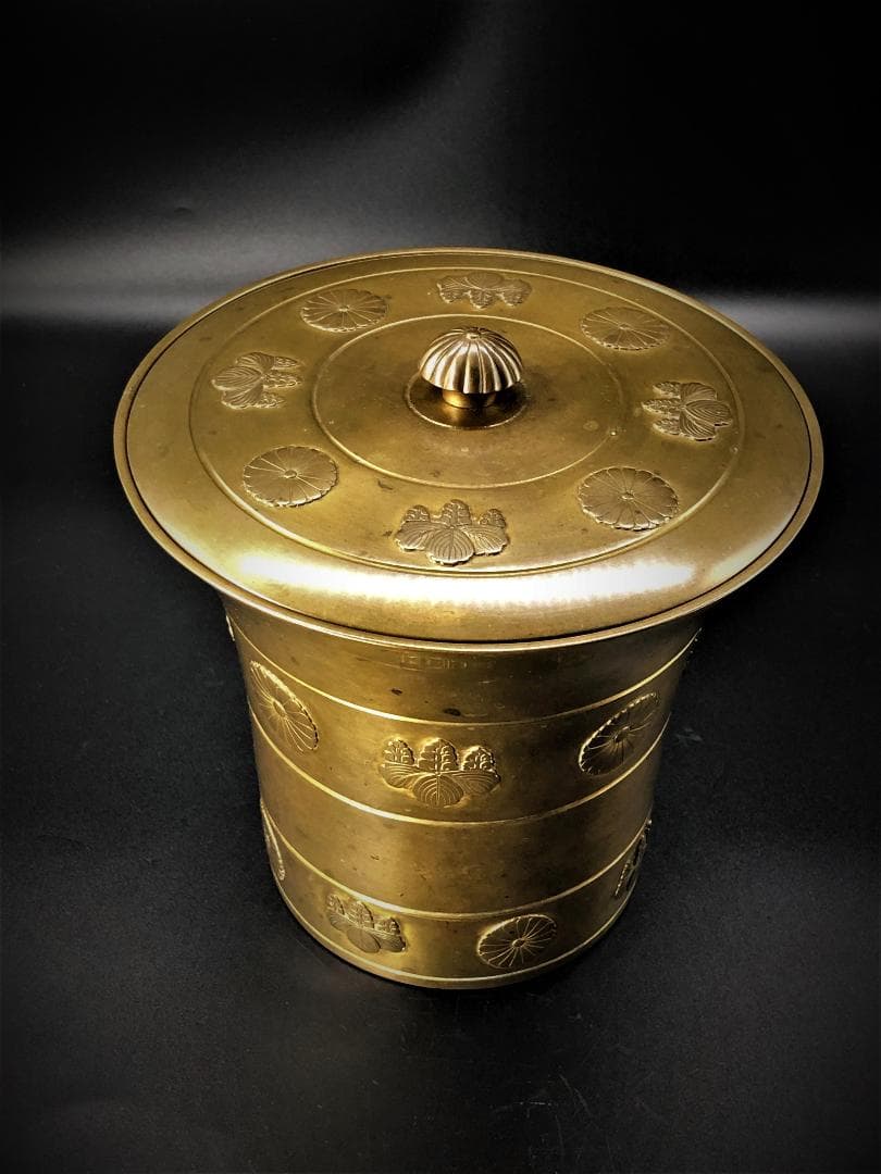 【 皇室献上茶道具 】 水指　十六弁八重表菊・五七桐文　高肉手彫り