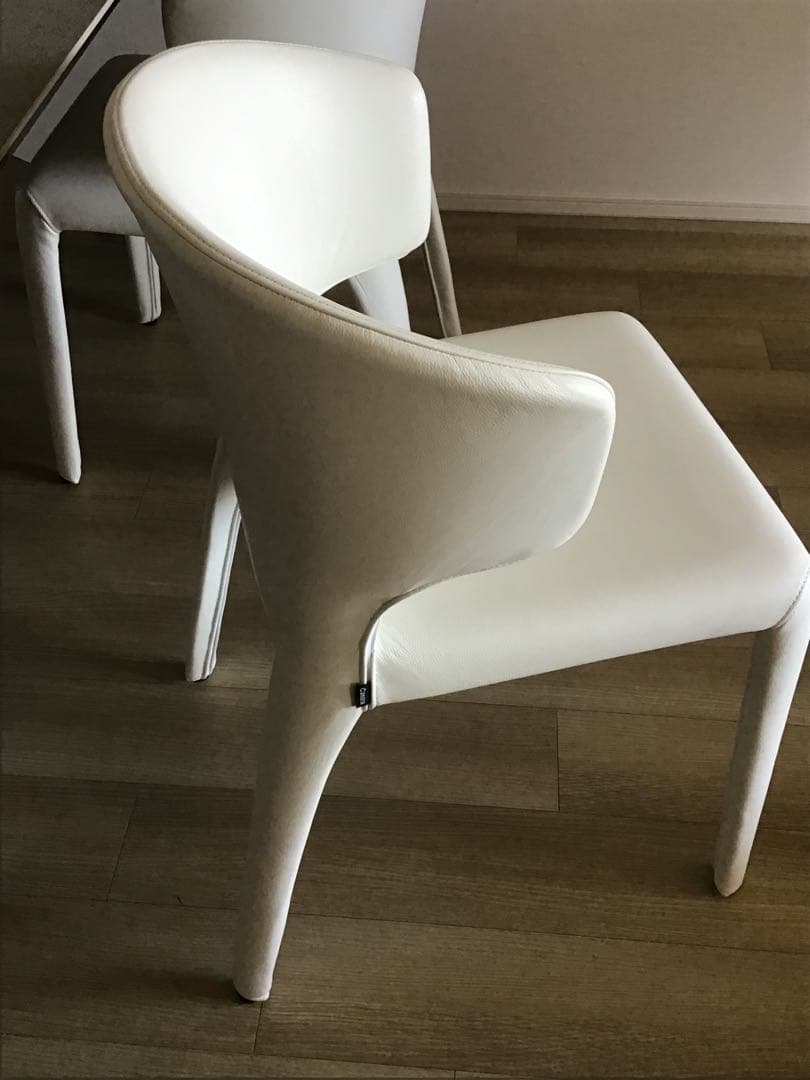 カッシーナ ３６７ＨＯＬＡ 白皮張りアームチェアー4組セット