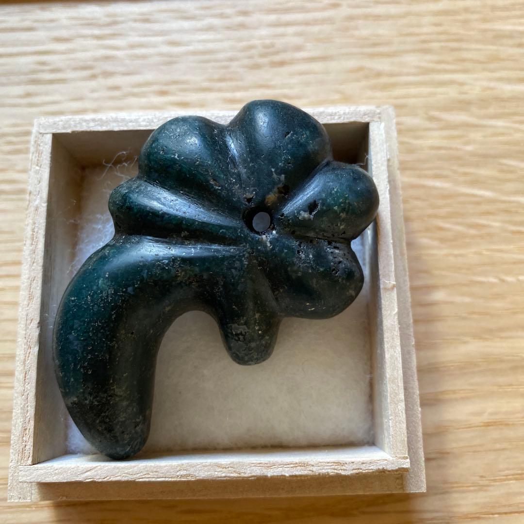 縄文期 黒く見える程濃緑色瑪瑙製 特大型6.4cm 獣形・異形勾玉｜青森市出土