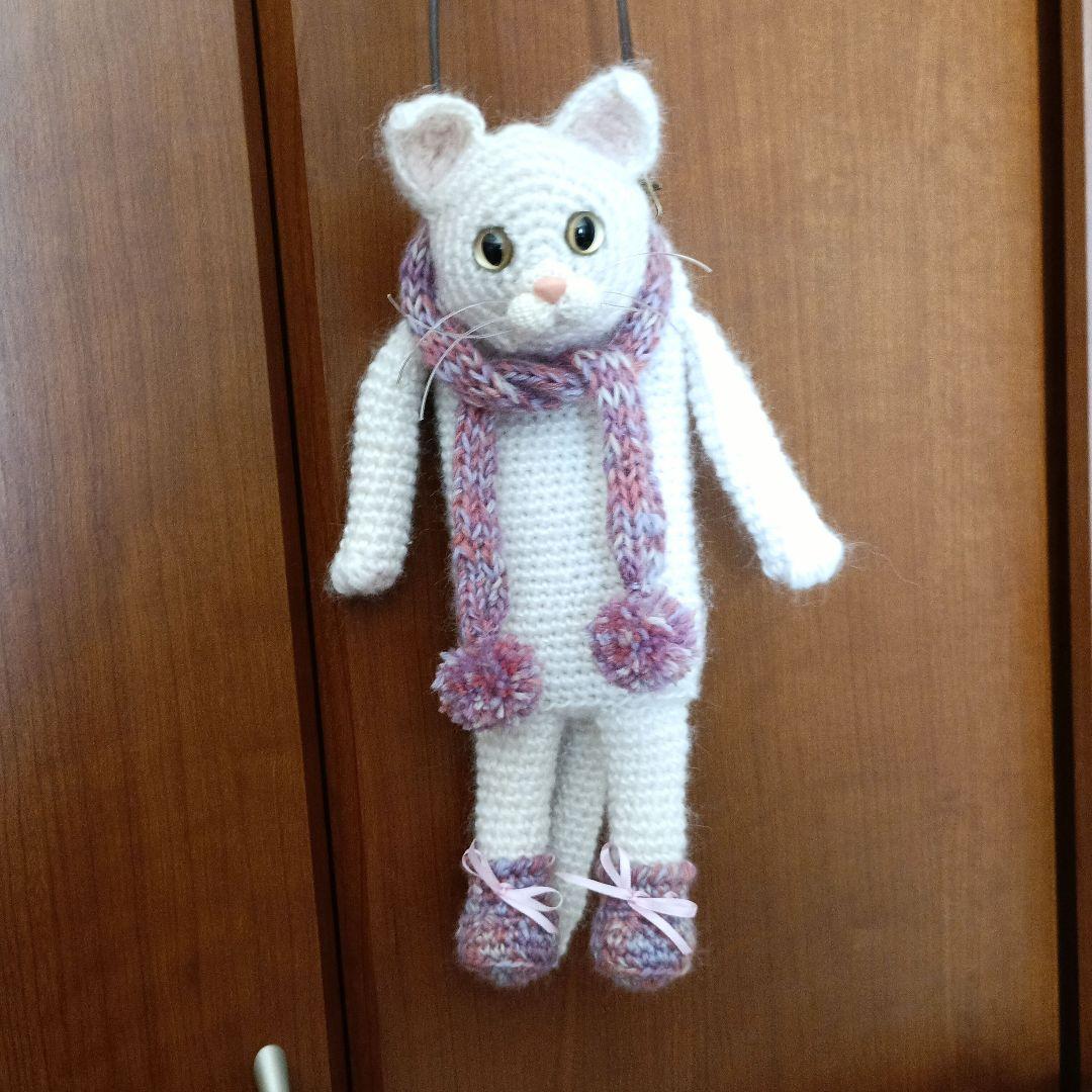 スマホポーチ(カバー無し用)　白猫　あみぐるみ　洋服・小物付　１点物