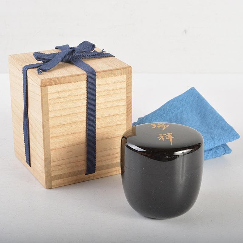 茶道具　岡本漆専堂造　黒漆　瑞祥蒔絵　棗　八幡宗豊花押　共箱　V　6379