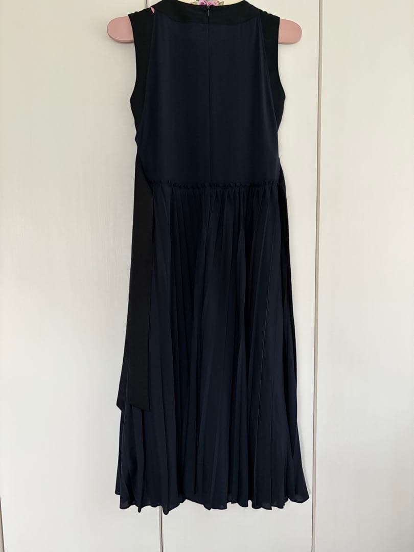 モラビトネイビープリーツノースリーブドレスワンピース