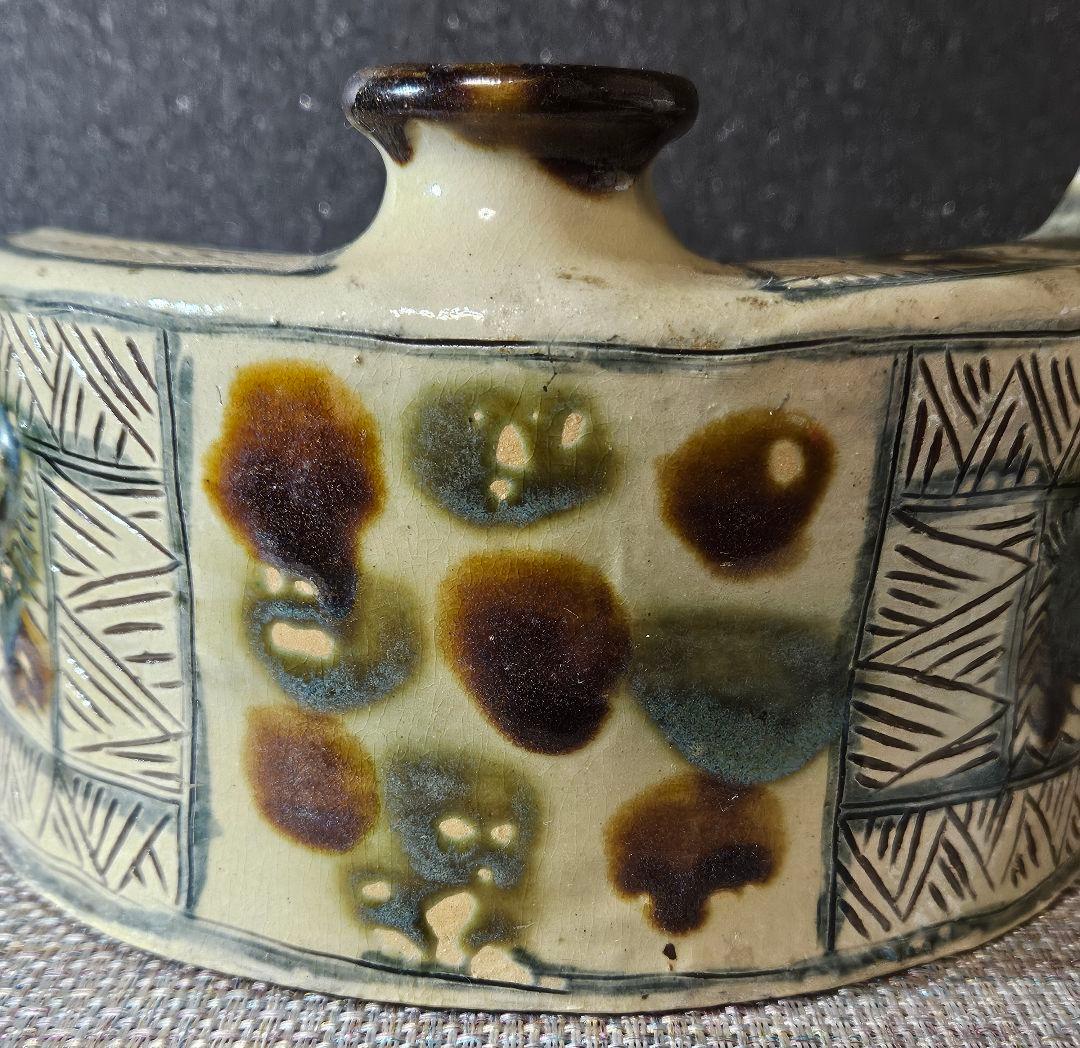 古作品】古琉球　沖縄　壺屋焼　やちむん　獣面　無銘　陶器製　抱瓶　三日月型酒器