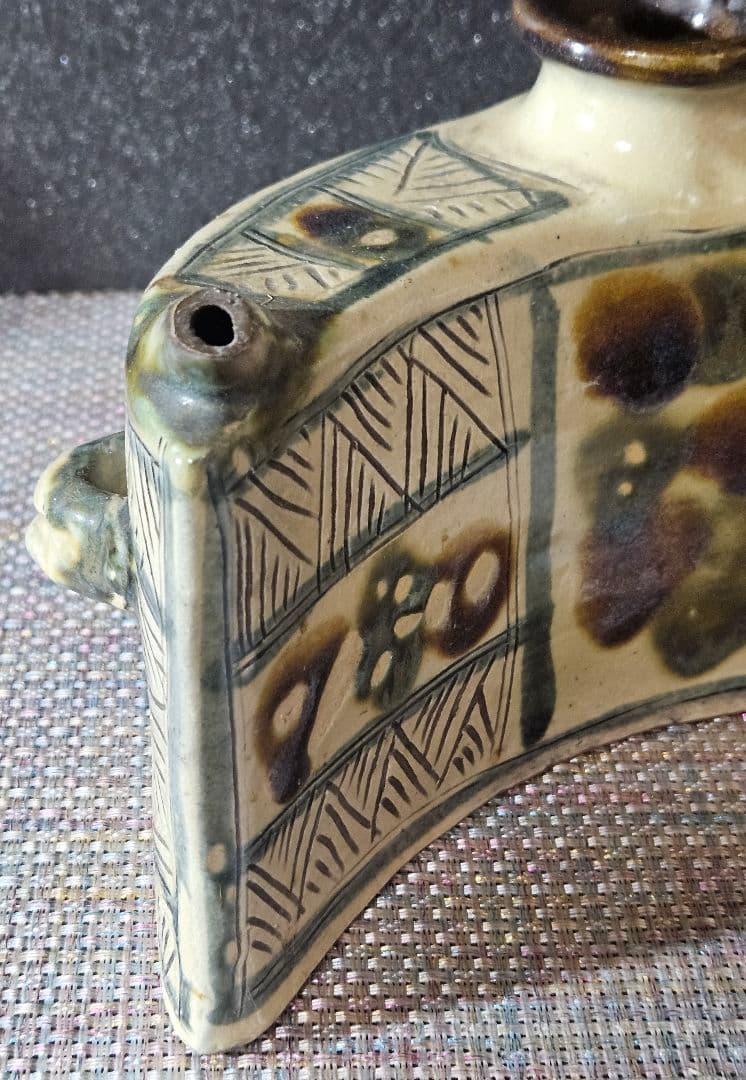 古作品】古琉球　沖縄　壺屋焼　やちむん　獣面　無銘　陶器製　抱瓶　三日月型酒器