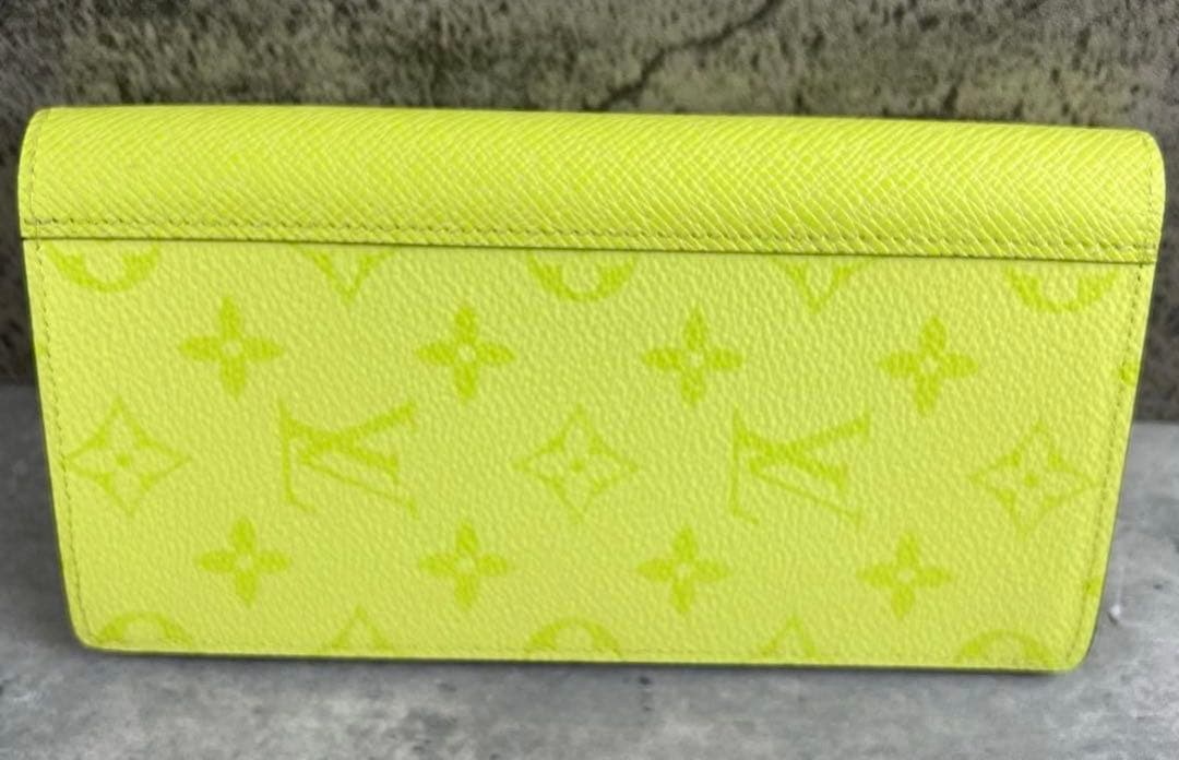 【日本限定カラー】LOUIS VUITTON タイガラマ　二つ折り財布