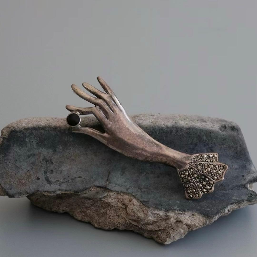 イギリス アンティーク 純銀 ハンドモチーフ ブローチ