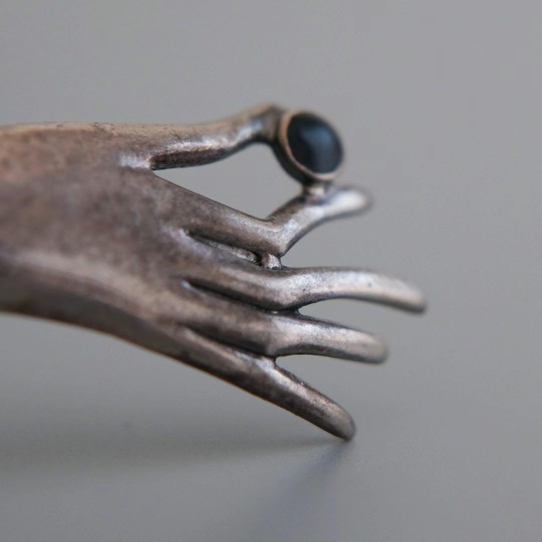 イギリス アンティーク 純銀 ハンドモチーフ ブローチ