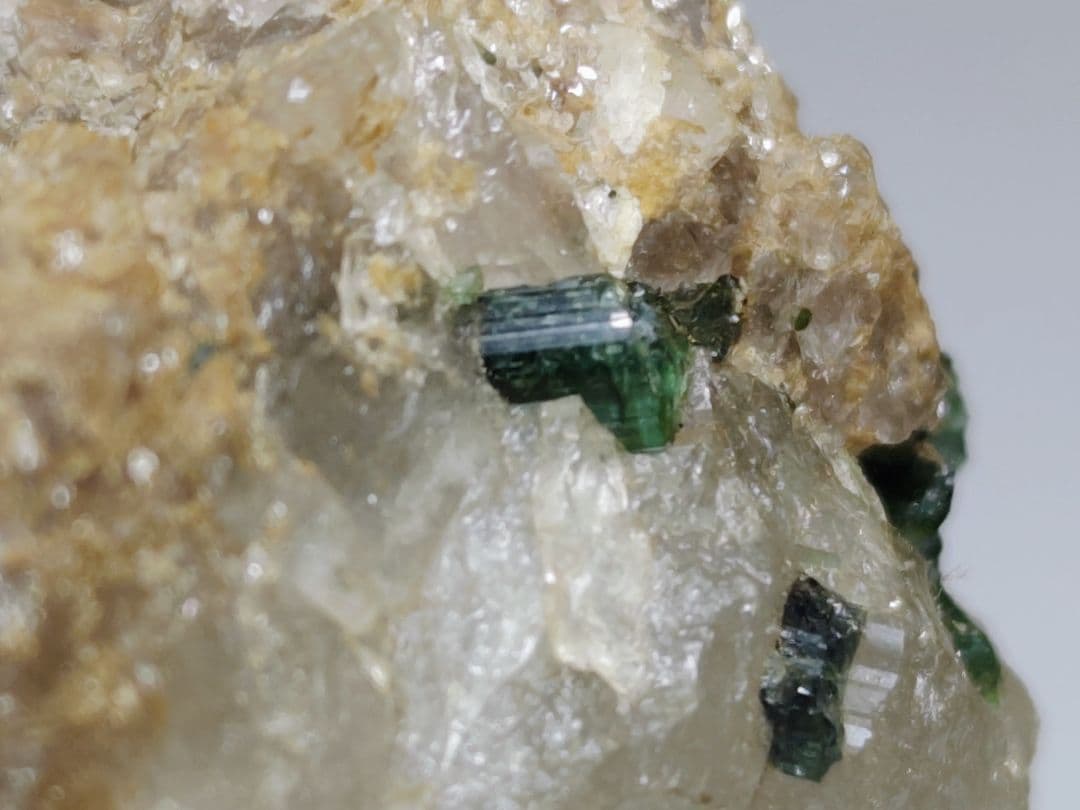 トルマリン 334g クォーツ 水晶 原石 鑑賞石 自然石 誕生石 鉱物 水石