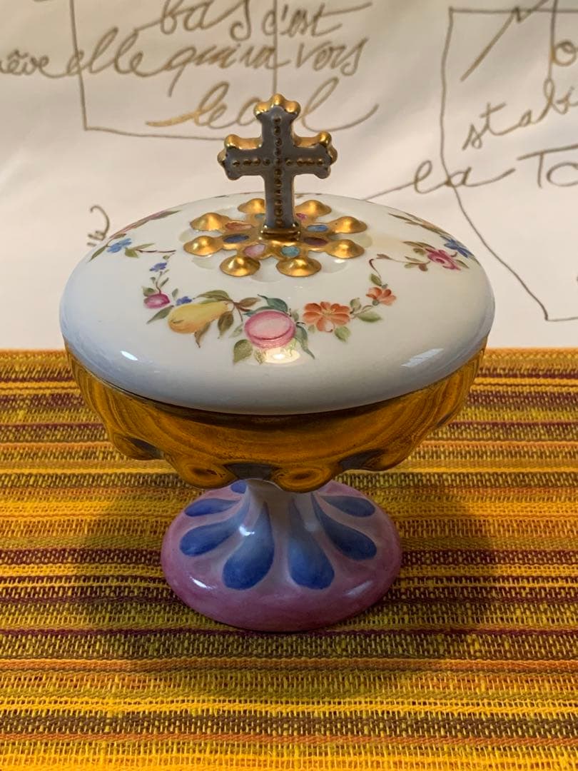 フランス製　アンティーク　リモージュ焼きの金彩とフルーツ花柄が素晴らしい蓋物！