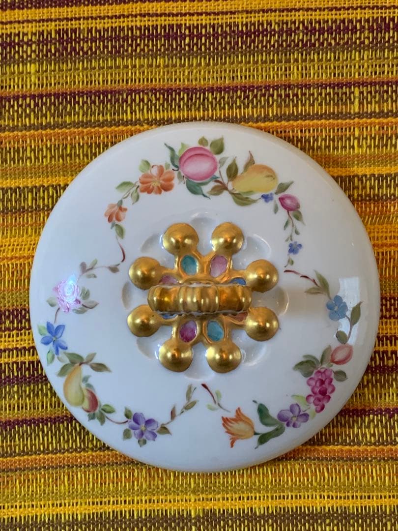 フランス製　アンティーク　リモージュ焼きの金彩とフルーツ花柄が素晴らしい蓋物！