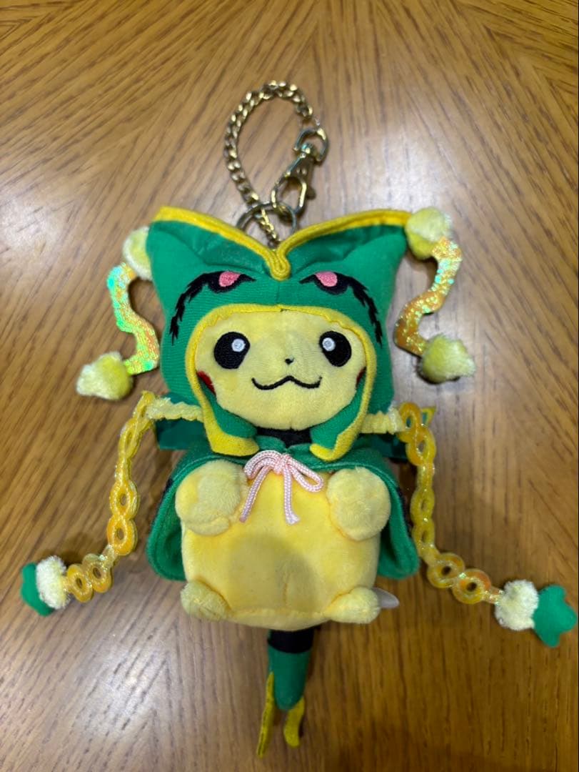 メガレックウザのポンチョを着たピカチュウぬいぐるみマスコット