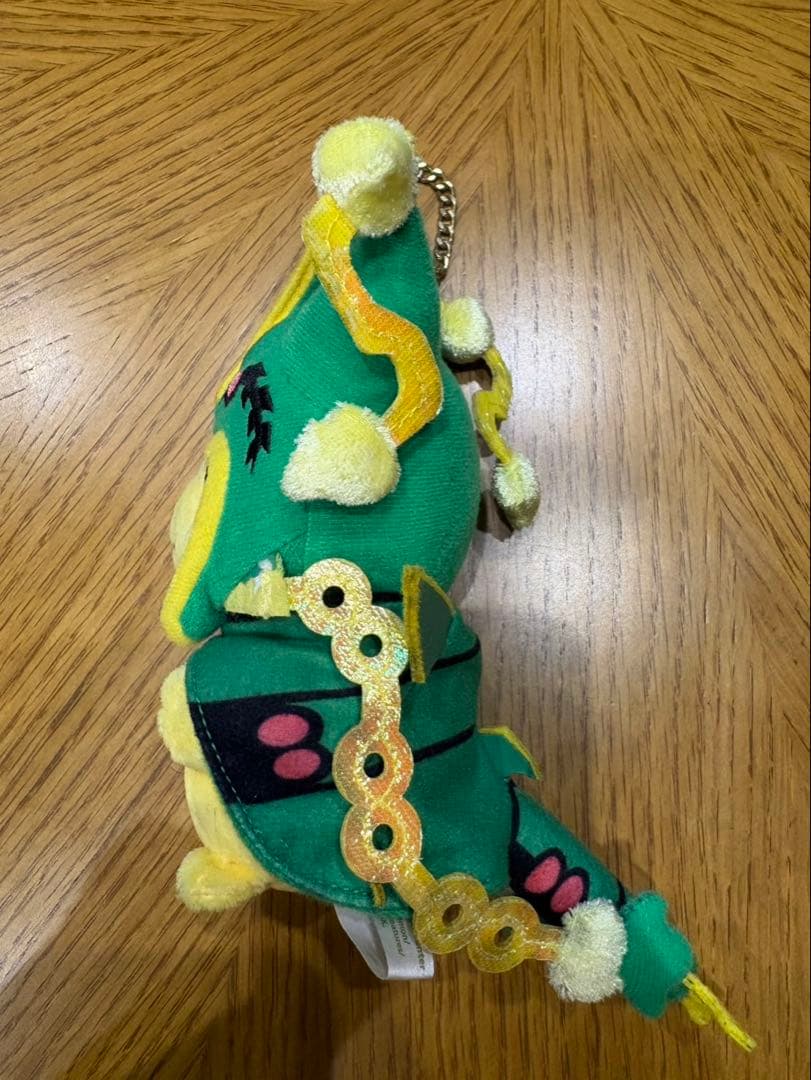 メガレックウザのポンチョを着たピカチュウぬいぐるみマスコット